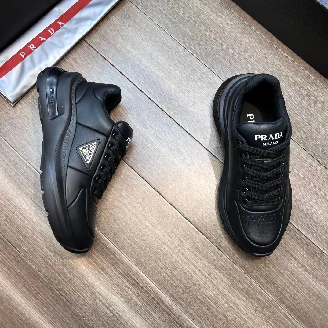 P440 Prad* men's new soft leather casual sneakers. This sneaker is made of Napa cowhide. The leather is soft and fine, with a natural texture, which improves breathability. The outer side is coated with an enamel metal triangle logo to embellish the shoe body. The tongue and heel are decorated with brand letter logo details. Ultra-lightweight 6cm concave and convex rubber thick sole with PRADA letter logo on the side and cowhide lining. It feels comfortable on the foot and is exquisite and versatile!